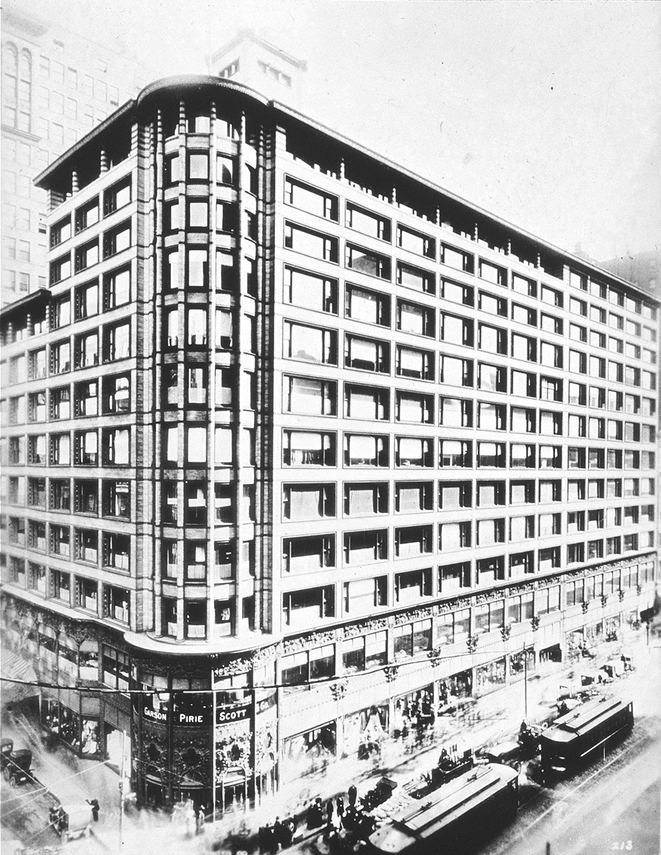 Historic view of the Schlesinger & Mayer department store at a Chicago corner.