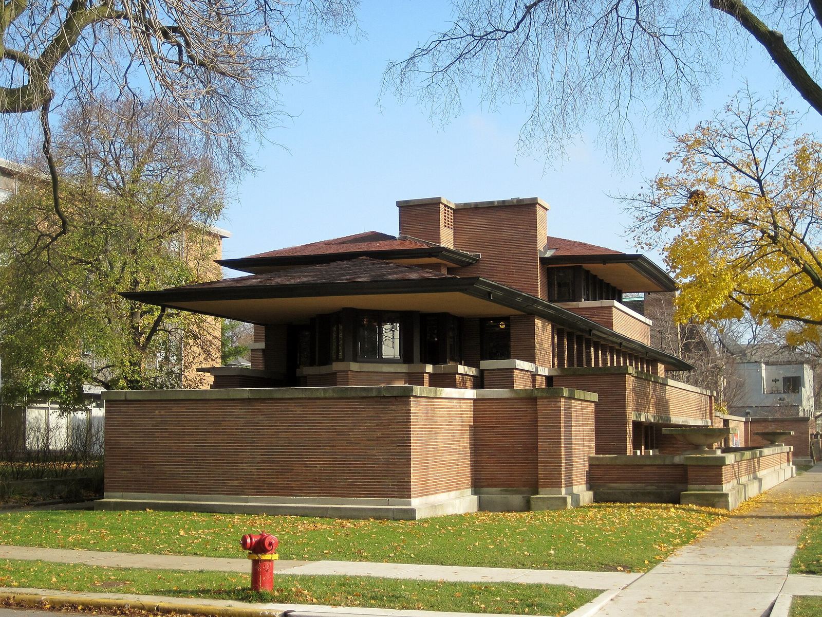The long brick mass and deep eaves of the Robie House in Chicago.