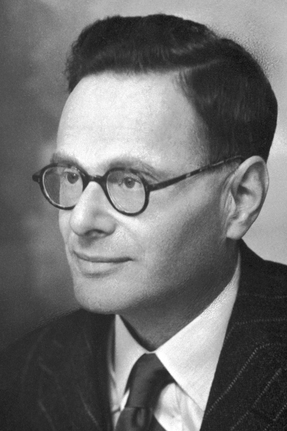 Hans Krebs in round spectacles, his 1953 Nobel portrait.