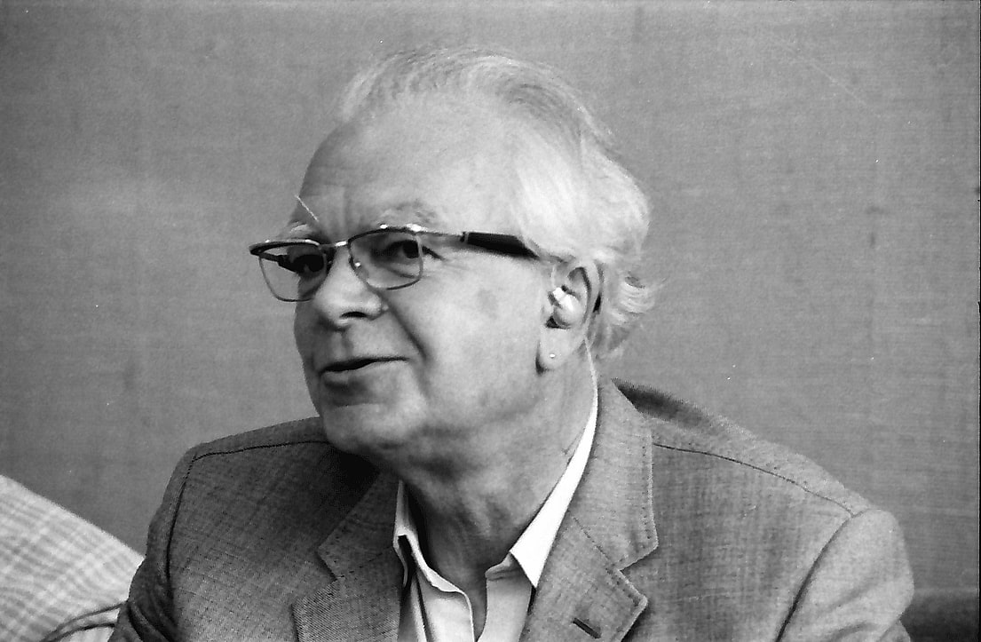 Peter Mitchell in spectacles at a press conference during the 1986 Lindau Nobel laureates’ meeting.